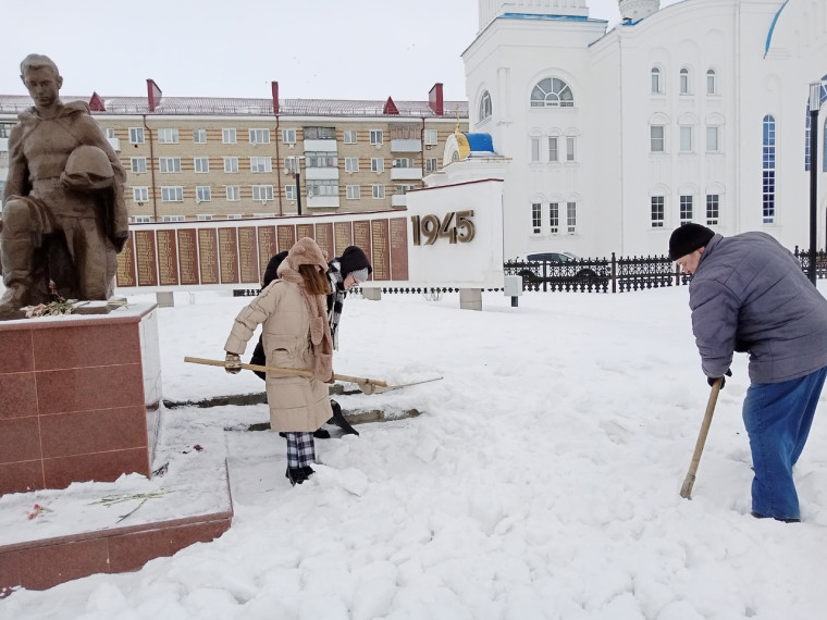 Добрая суббота.Очистка снега на территории Памятника погибшим войнам.