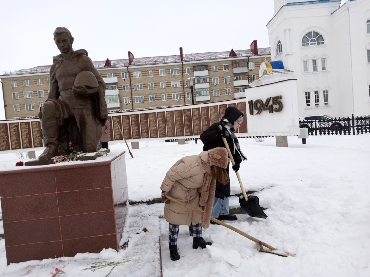 Добрая суббота.Очистка снега на территории Памятника погибшим войнам.